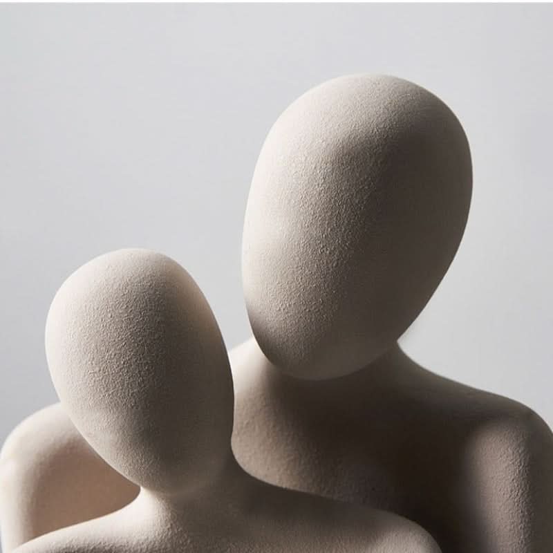 Escultura moderna simbolizando vínculo e ternura 