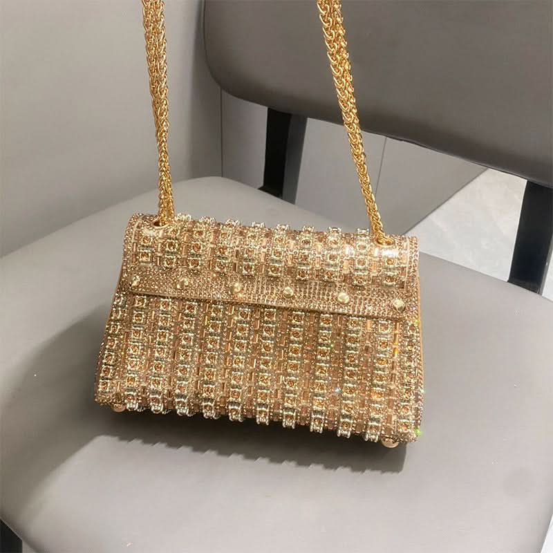 Shine in the evening with this glamorous rhinestone clutch 