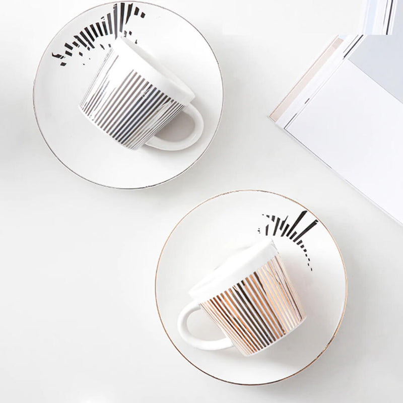 Een stijlvolle koffie met een mok die een geheim onthult 