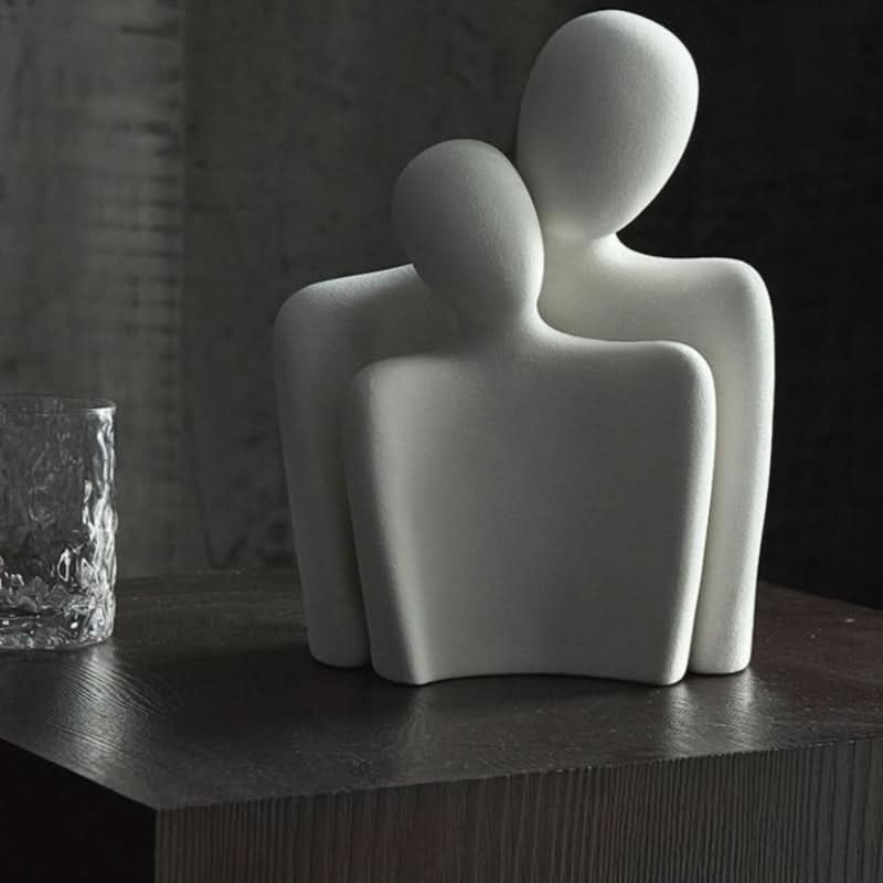 Escultura moderna simbolizando vínculo e ternura 